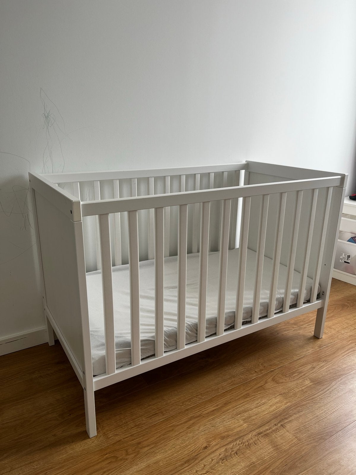 Wit ledikant (sundvik ikea) met matras (himlavalv ikea), Ophalen, Gebruikt, Ledikant
