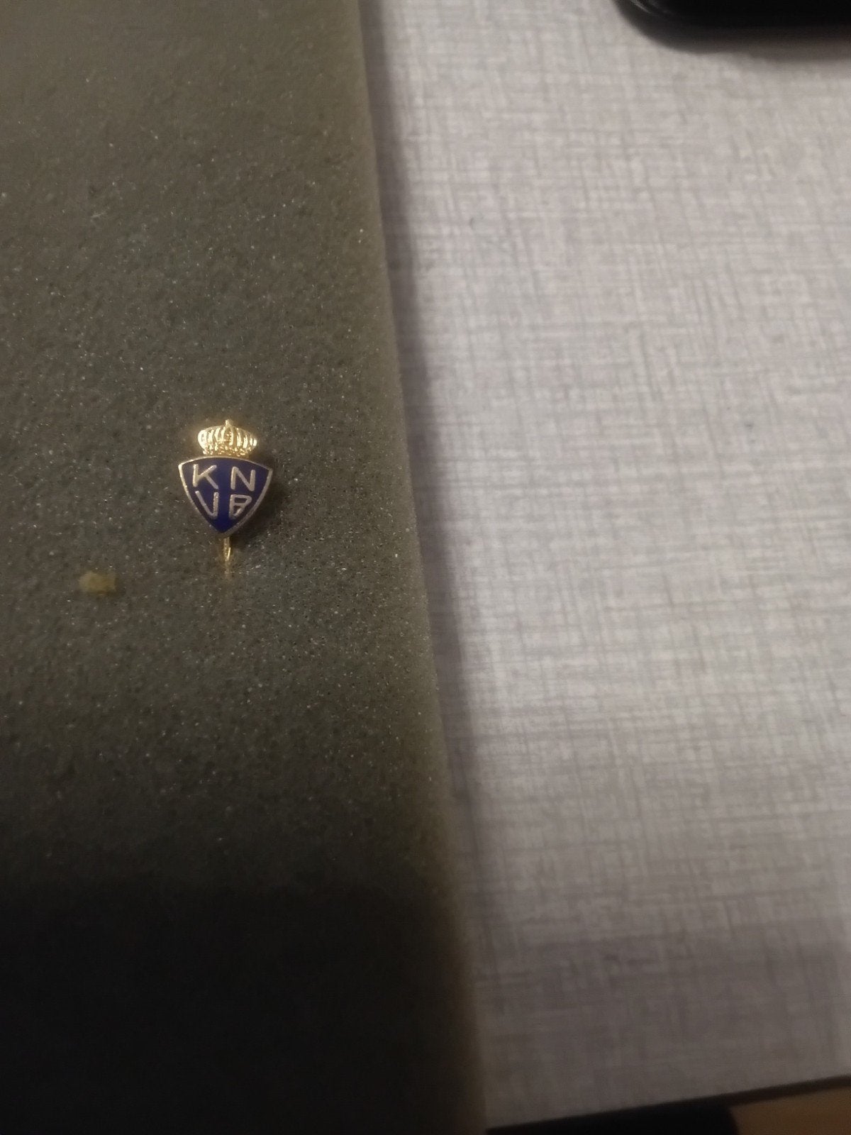 Geëmailleerd speldje met kroon van de "" KNVB "", Verzamelen, Speldjes, Pins en Buttons, Ophalen of Verzenden, Sport