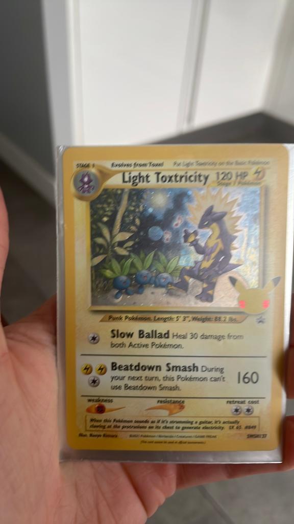 Light Toxtricity, Hobby en Vrije tijd, Verzamelkaartspellen | Pokémon, Ophalen of Verzenden, Zo goed als nieuw