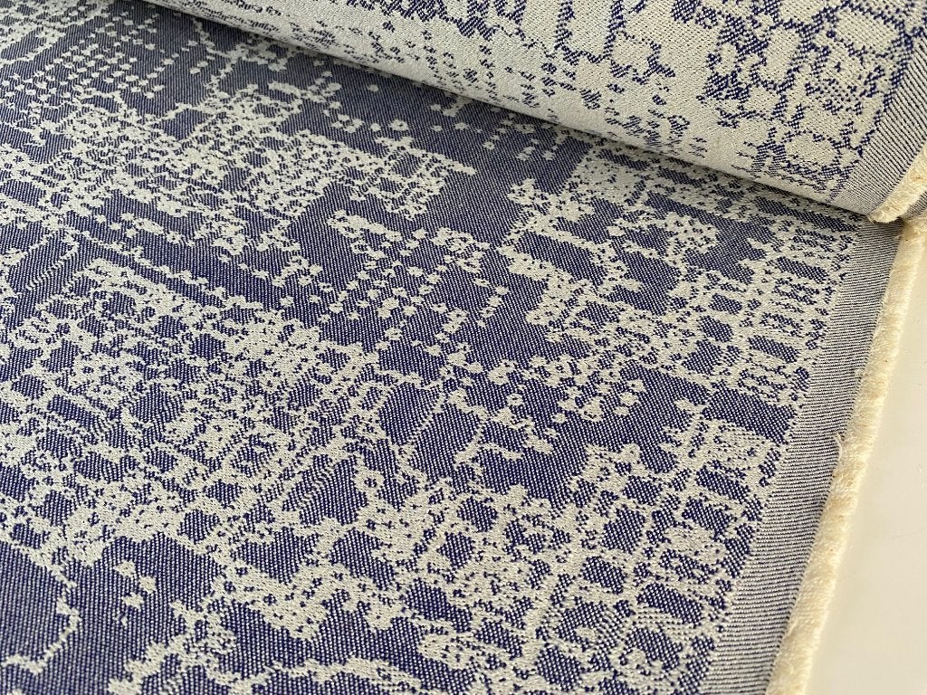 SALE: Kvadrat Grid 2 744; blauw+crème; restant meubelstof, Wol, Meerkleurig, 120 cm of meer, Nieuw