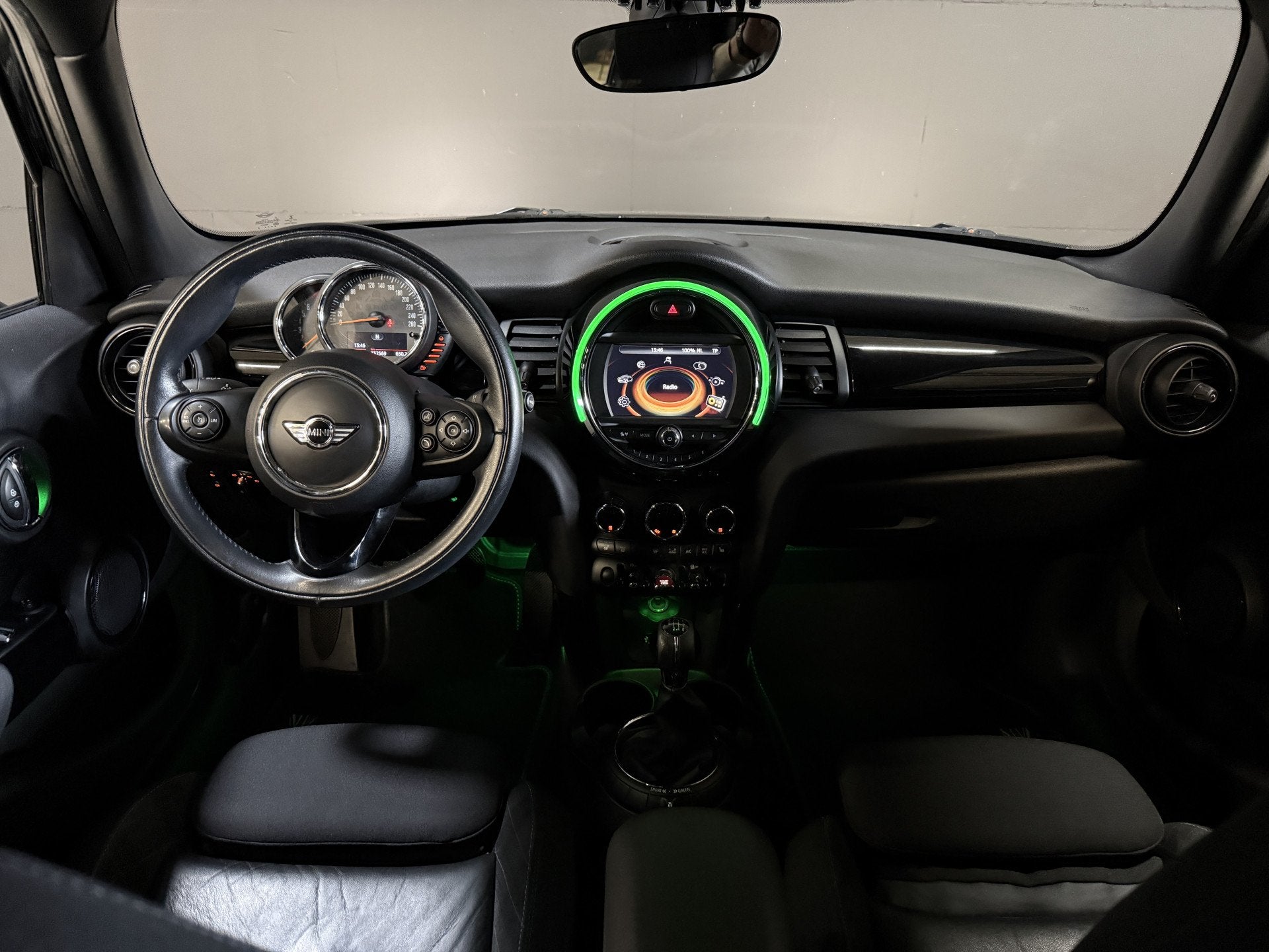 MINI 5-deurs 1.5 Cooper Chili Serious Business | Stoelverwar, Auto's, 136 pk, Gebruikt, Leder en Stof, Bedrijf