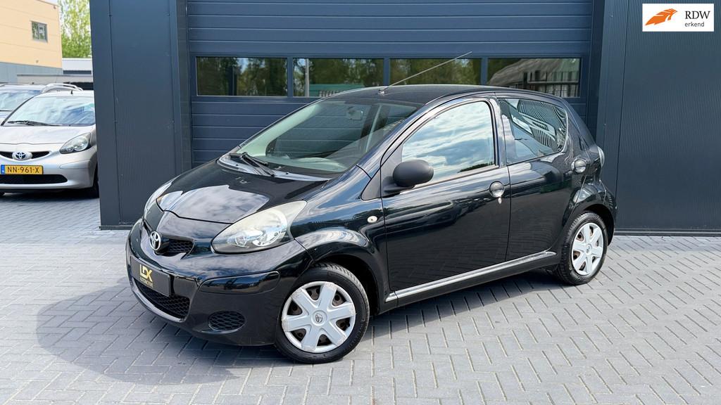 Toyota Aygo 1.0-12V Dynamic Blue Airco|5Deurs|NW Koppeling, Voorwielaandrijving, Elektrische ramen, Gebruikt, 4 stoelen