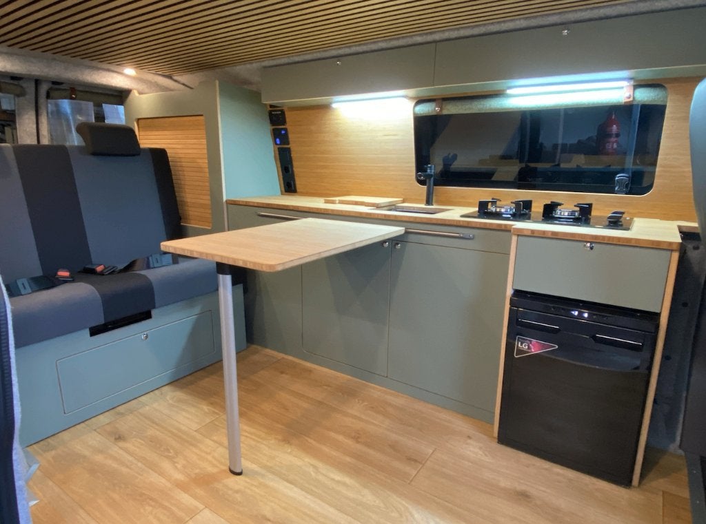 Stoere Off-grid VW Transporter Camper T6.1/bj. 2021/56.130km, Volkswagen, Bedrijf, Overige merken, 5 tot 6 meter