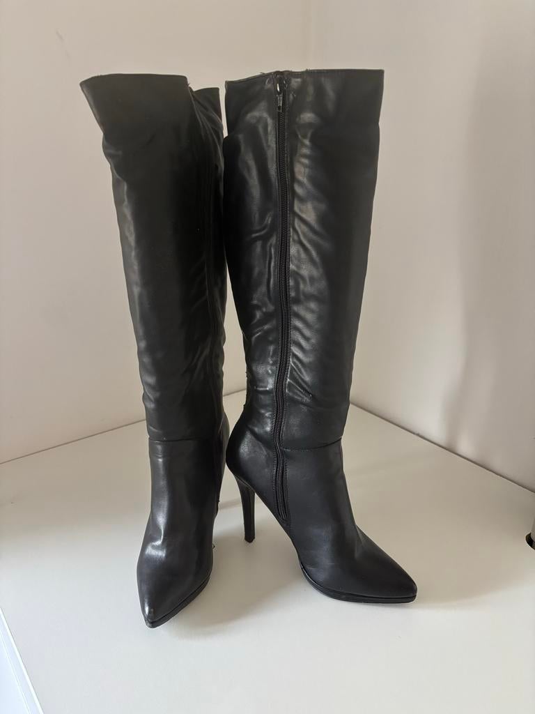 Zwarte hoge laarzen (geen leer) maat 39/40, Kleding | Dames, Schoenen, Ophalen of Verzenden, Zo goed als nieuw, Zwart, Hoge laarzen