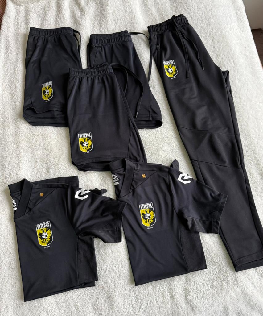 Set voetbalkleding Vitesse merk Robey maat S, Zwart, Ophalen of Verzenden, Zo goed als nieuw, Voetbal