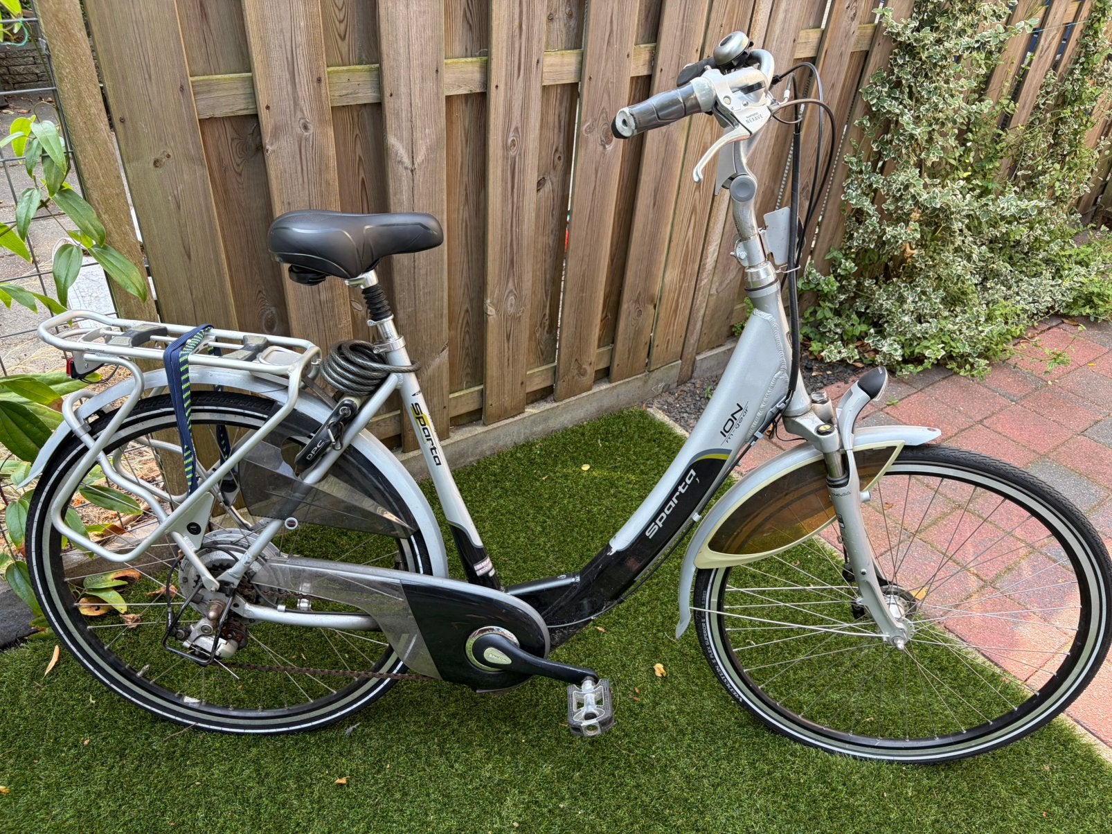 Bieden elektrische damesfiets accu kapot, Fietsen en Brommers, Ophalen, Zo goed als nieuw, Minder dan 30 km per accu, Overige merken