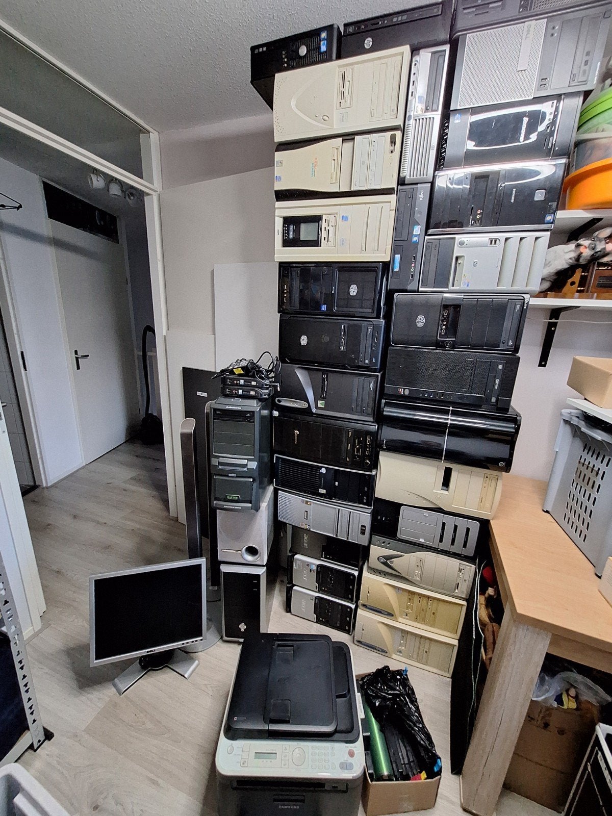 Grote partij computers kabels onderdelen enz, Ophalen