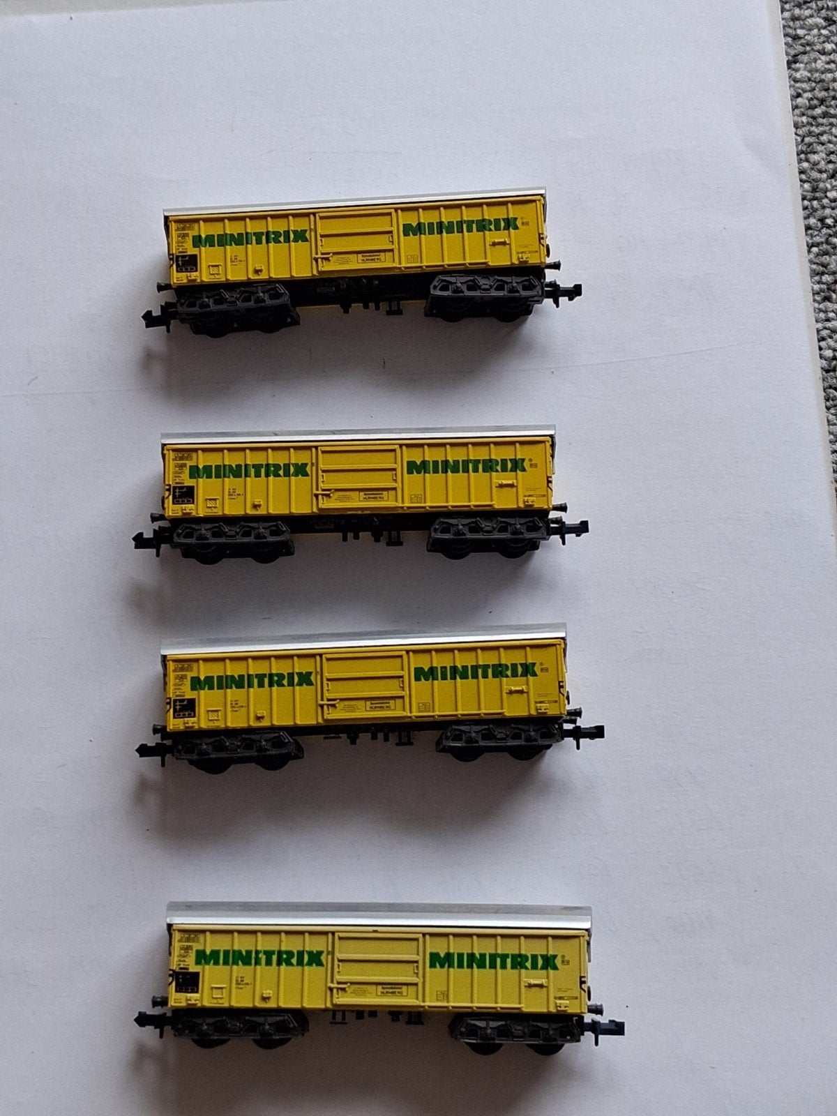 Set van 4 gesloten goederenwagons N-spoor, Gebruikt, Gelijkstroom, Trix, Wagon