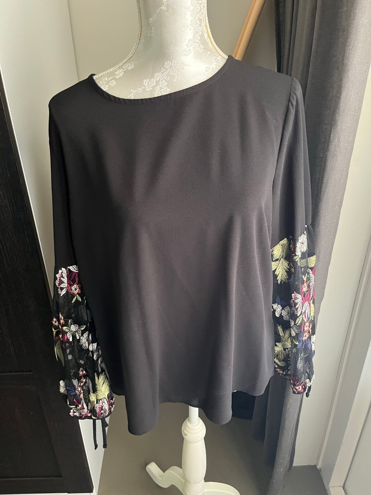 Zwarte blouse met geborduurde mouwen maat 44, Kleding | Dames, Blouses en Tunieken, Ophalen of Verzenden, Gedragen, Maat 42/44 (L)