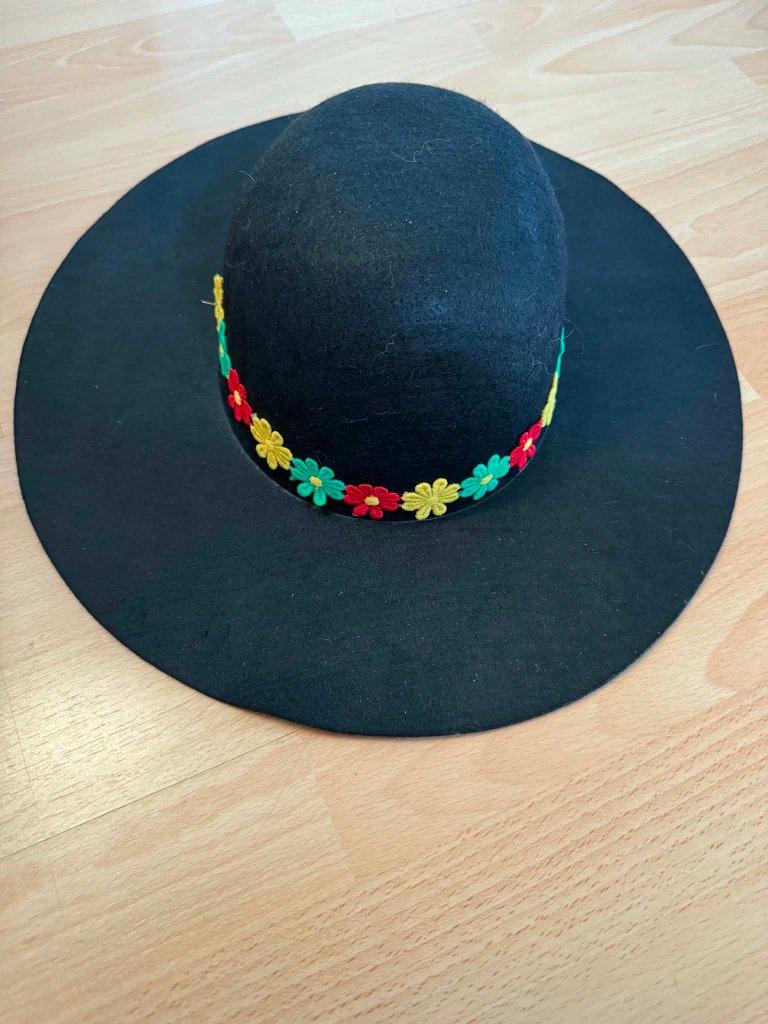 Leuke zwarte hoed met bloemenrand, Ophalen of Verzenden, Zo goed als nieuw, One size fits all, Hoed