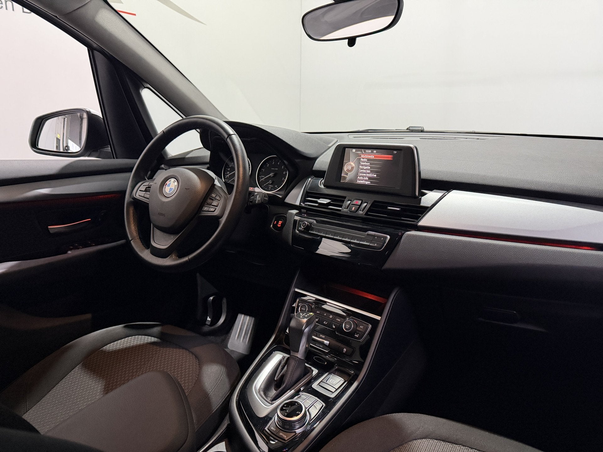 BMW 2 Serie Active Tourer 218i - Automaat - Bluetooth / Navi, Auto's, 1345 kg, 136 pk, Gebruikt, Euro 6