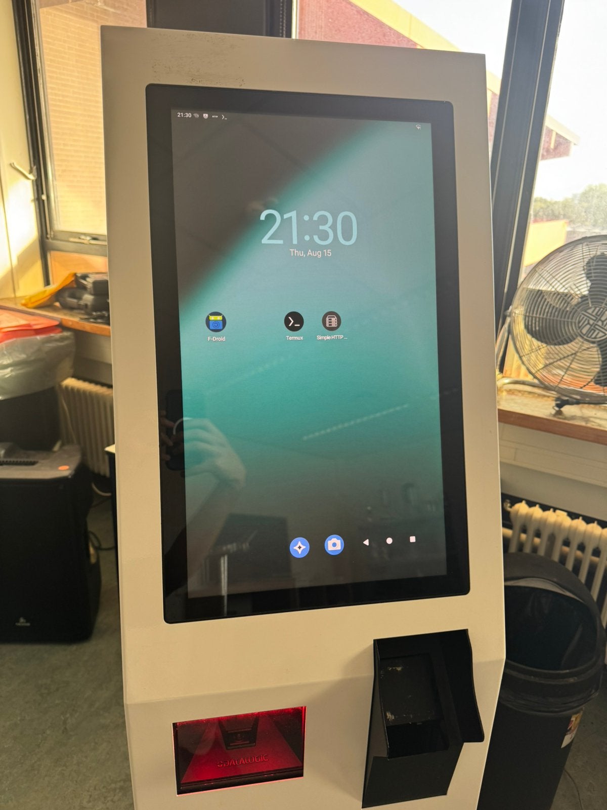 Self-service touchscreen kiosk, Ophalen, Zo goed als nieuw