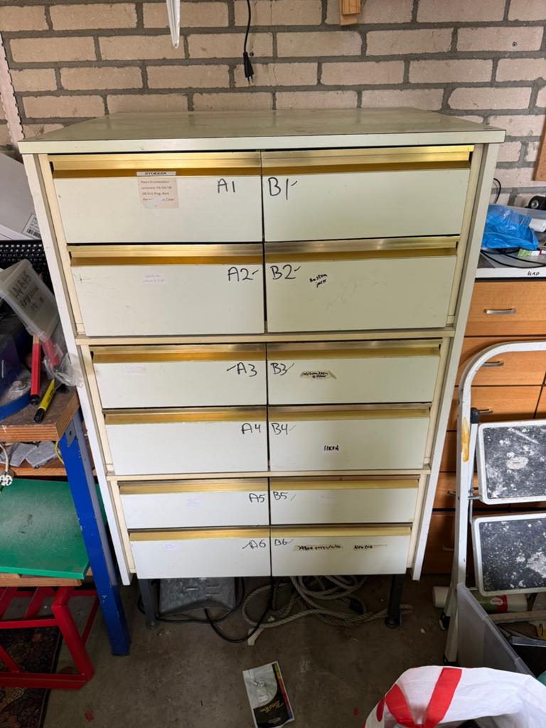 Ladekast (opslag/werkplek), Ophalen, Gebruikt, 100 tot 150 cm, Meerdere deuren