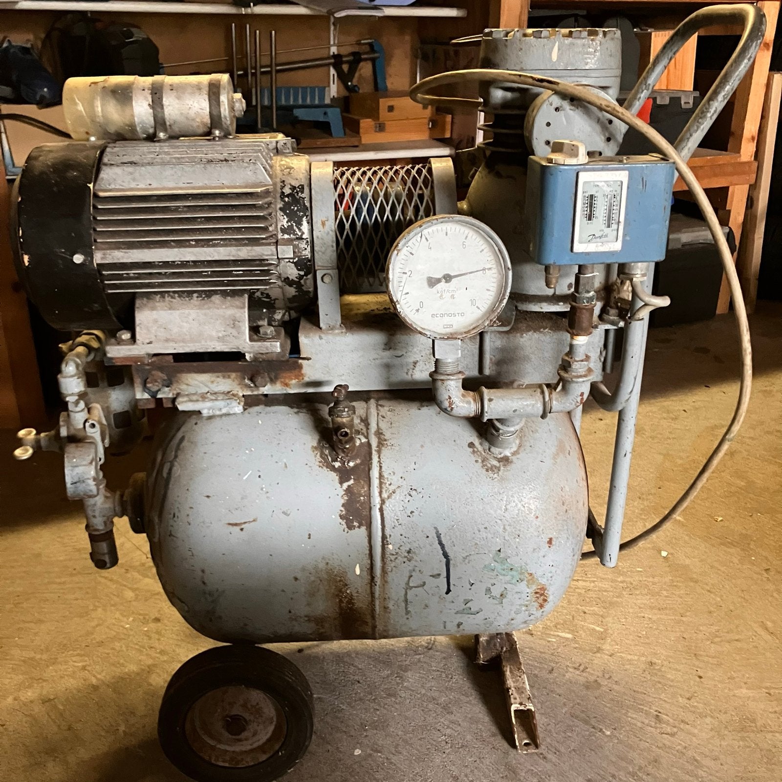 Zware compacte compressor 220V - Wilms 1.8 kW, Ophalen, Gebruikt, 6 tot 10 bar, 25 tot 100 liter