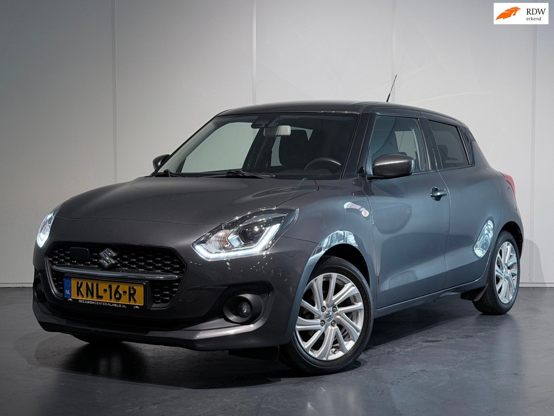 Suzuki Swift 1.2 Style Smart Hybrid /Airco/ACC/LED/CarPlay/P, Auto's, Stof, Gebruikt, Euro 6, 4 cilinders