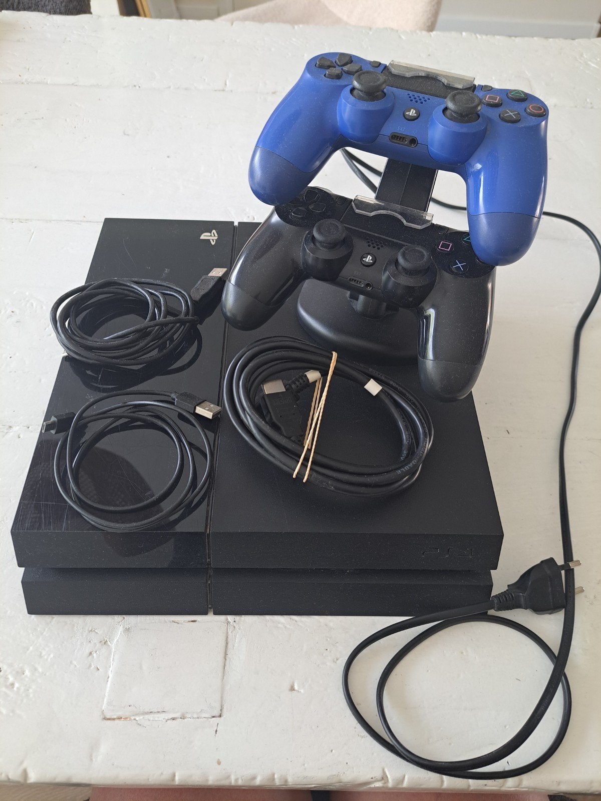 Playstation 4 met twee controlers en (oplaad)houder, Spelcomputers en Games, Ophalen, Zo goed als nieuw, Met 2 controllers, Original