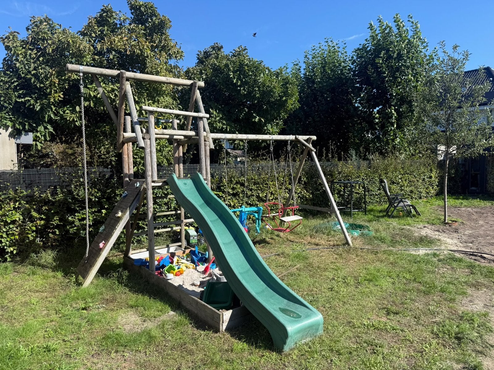 Houten speeltoestel met glijbaan, schommels en zandbak, Ophalen, Gebruikt, Glijbaan