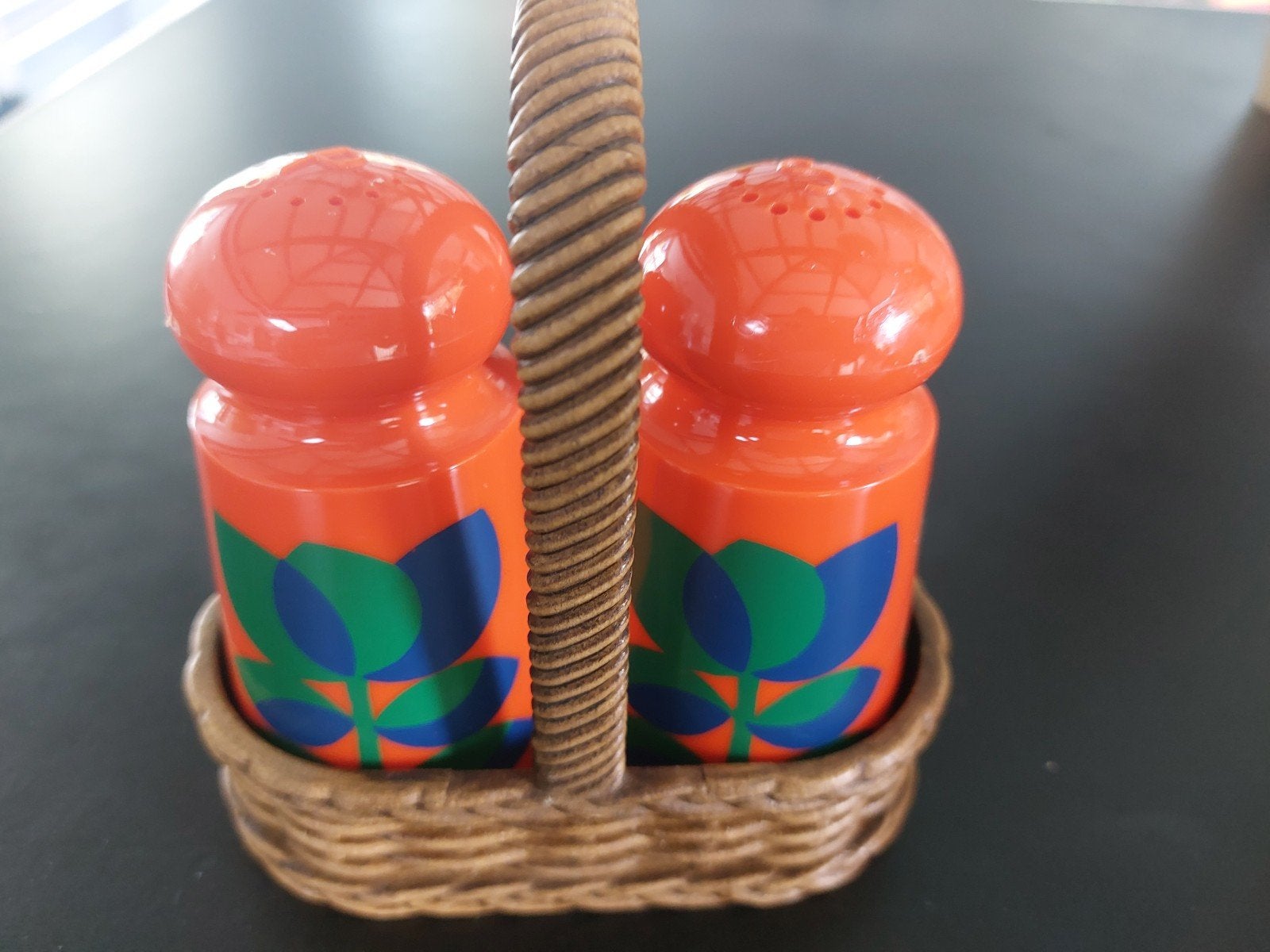 Vintage Emsa peper- en zoutstel in mandje - Oranje Bloemen, Verzamelen, Ophalen of Verzenden, Huis en Inrichting