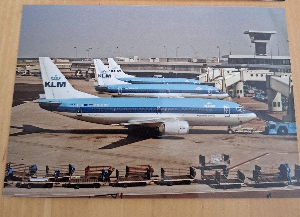 2 Foto's van KLM vliegtuigen Schiphol 1990, Verzenden, Nieuw, Kaart, Foto of Prent