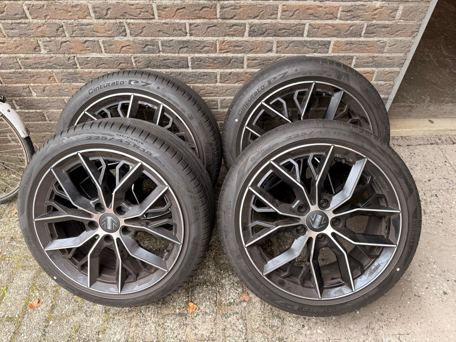 MOMO Massimo 18-inch velgen met Pirelli zomerbanden, Ophalen, 18 inch, Gebruikt, Banden en Velgen