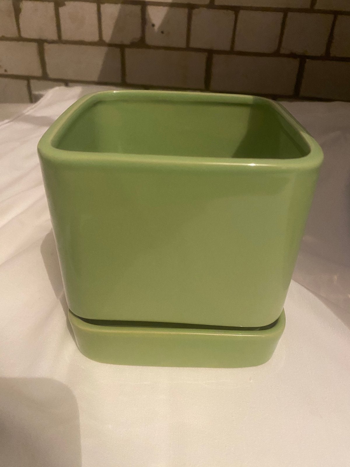Groene stijlvolle bloempot met schotel, Ophalen, Vierkant, Binnen, Zo goed als nieuw