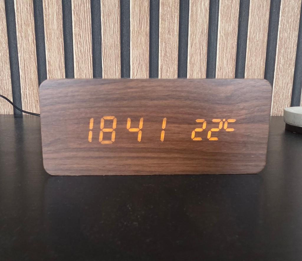 Houten digitale wekker met oplaadfunctie voor mobiel, Ophalen of Verzenden, Nieuw, Digitaal