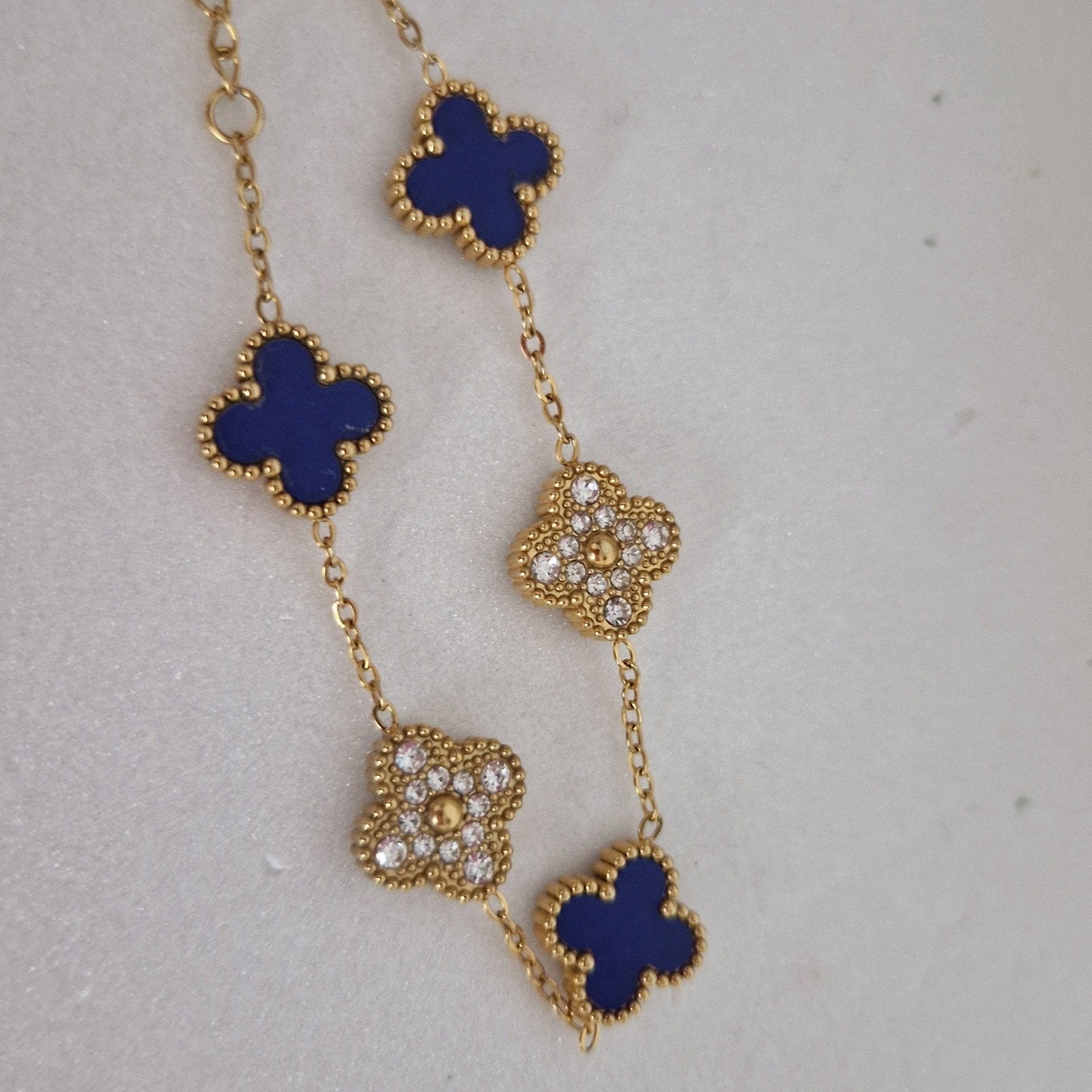 mooie klaver armband goudkleurig en blauw, Ophalen of Verzenden, Nieuw, Goud, Overige materialen