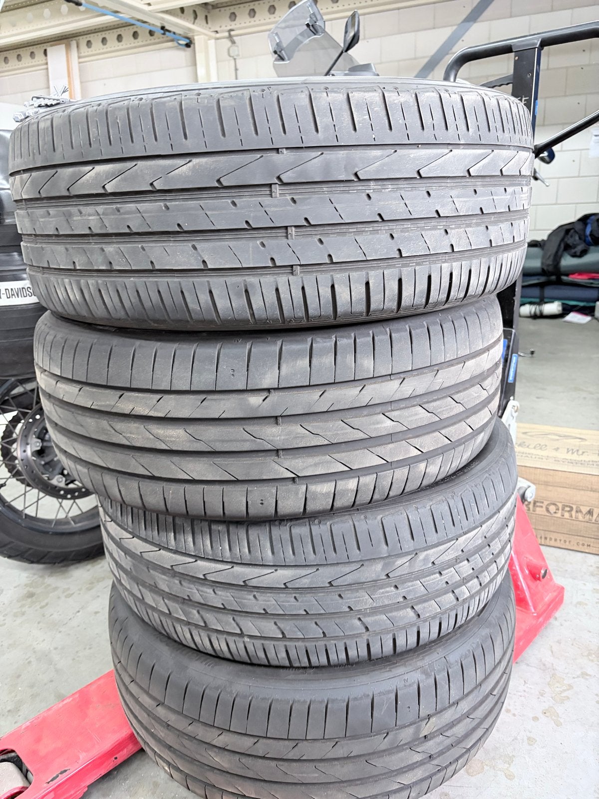 4 banden: Hankook 2 nieuw, 2 gebruikt (uitstekende staat), Auto-onderdelen, Banden en Velgen, Gebruikt, Ophalen of Verzenden, 235 mm