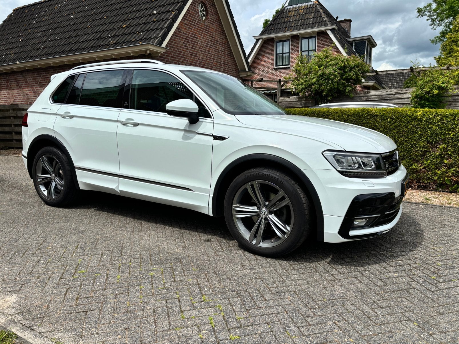 Volkswagen Tiguan R line Automaat Pano Trekhaak Climate, Stof, 1800 kg, 4 cilinders, Wit