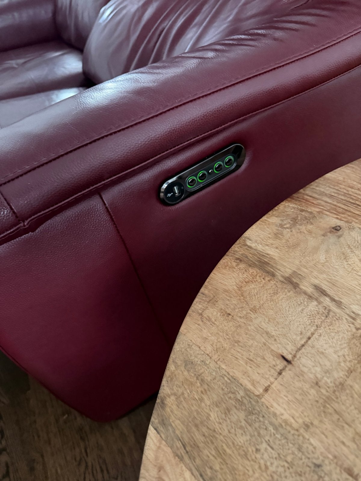 Ruime 2-zits bank in Bourgondisch rood leer met relaxfunctie, Ophalen, Gebruikt, 150 tot 200 cm, Tweepersoons