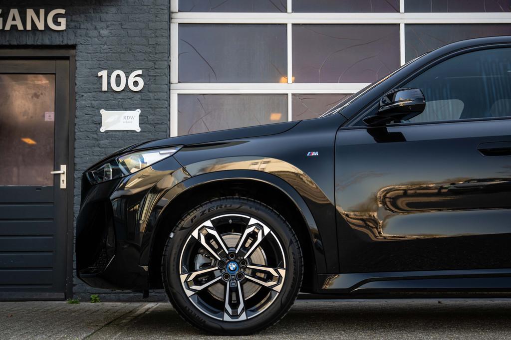 BMW iX1 xDrive30 Launch Edition 67 kWh M Sport, Pano, Leder,, Automaat, Gebruikt, Zwart, Zwart