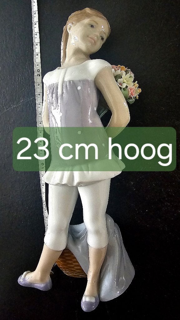Beeldje porcelein - Lladro, bloemenmeisje, Verzamelen, Ophalen, Zo goed als nieuw, Mens