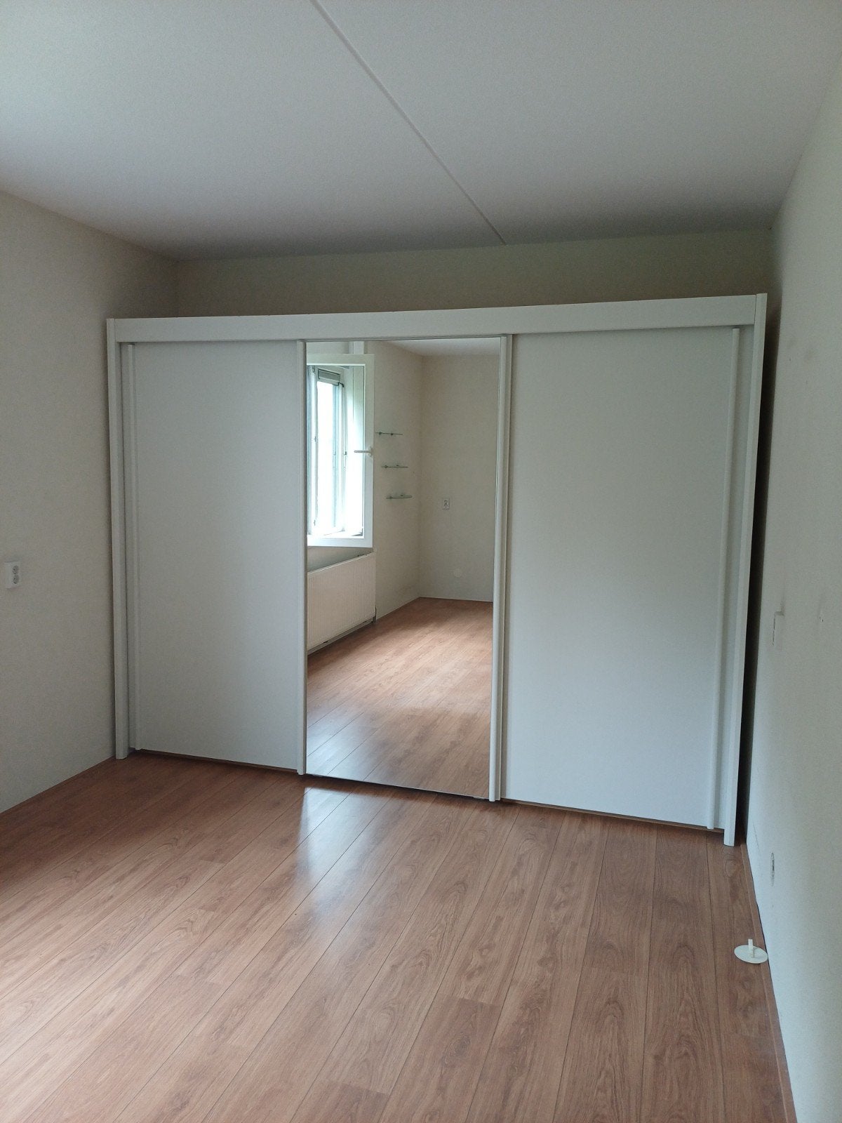 Lelystad: hele grote witte kledingkast met spiegel, Huis en Inrichting, Ophalen, Met deur(en), Gebruikt, 200 cm of meer