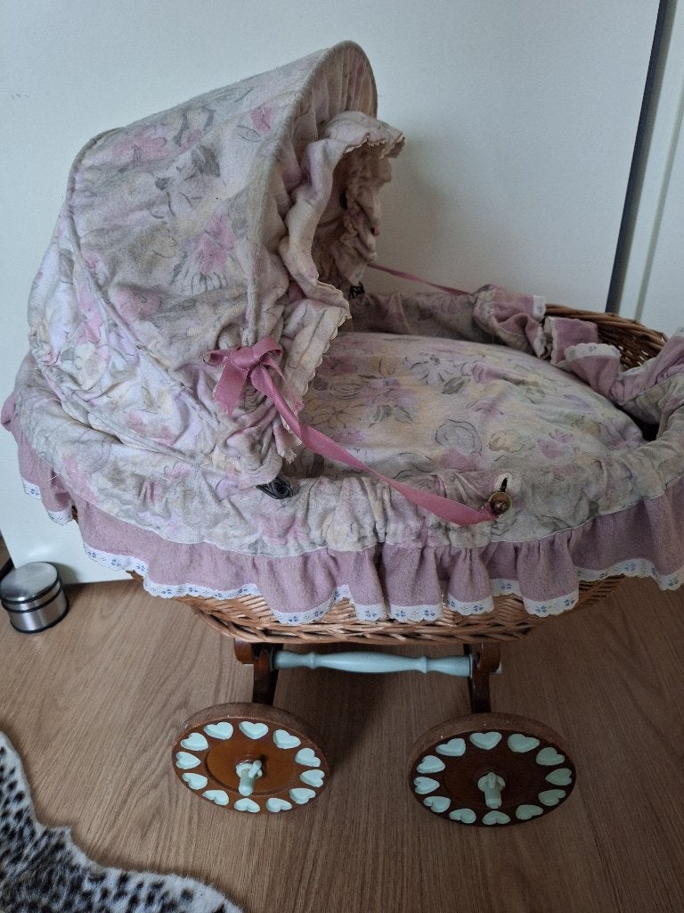 Gestoffeerde, houten wieg / poppenwagen, Ophalen, Gebruikt, Overige typen