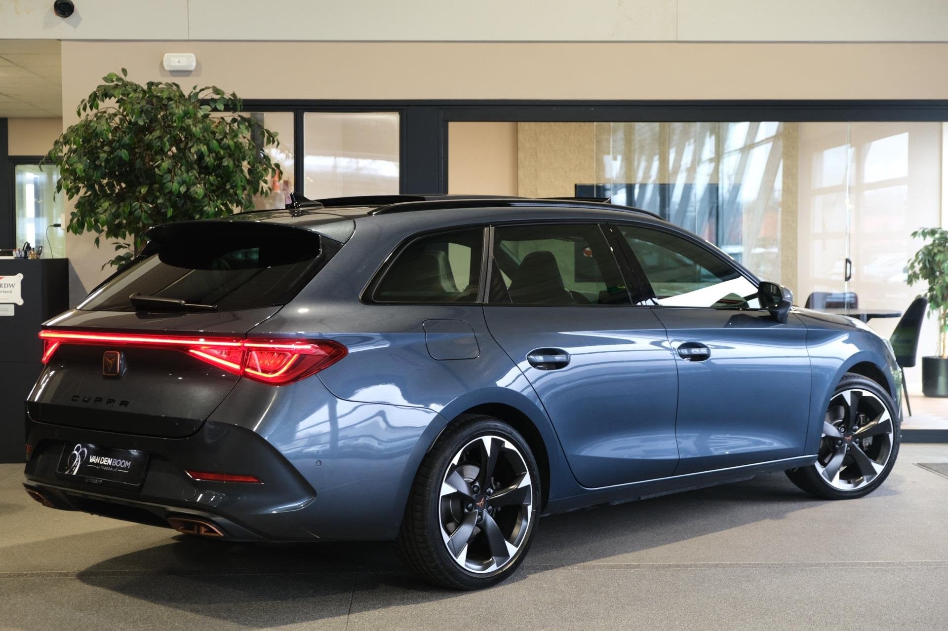 CUPRA Leon Sportstourer 1.4 e-Hybrid 204PK Pano Led ACC Cam, Auto's, Cupra, Dealer onderhouden, 77 km/l, Gebruikt, Zwart
