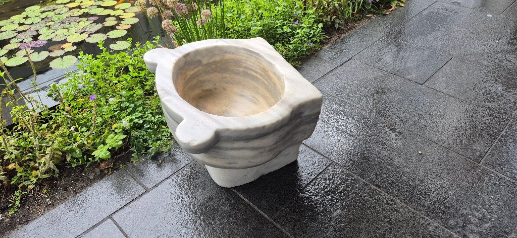 Oud groot massief marmeren doopvont ,water ornament., Ophalen