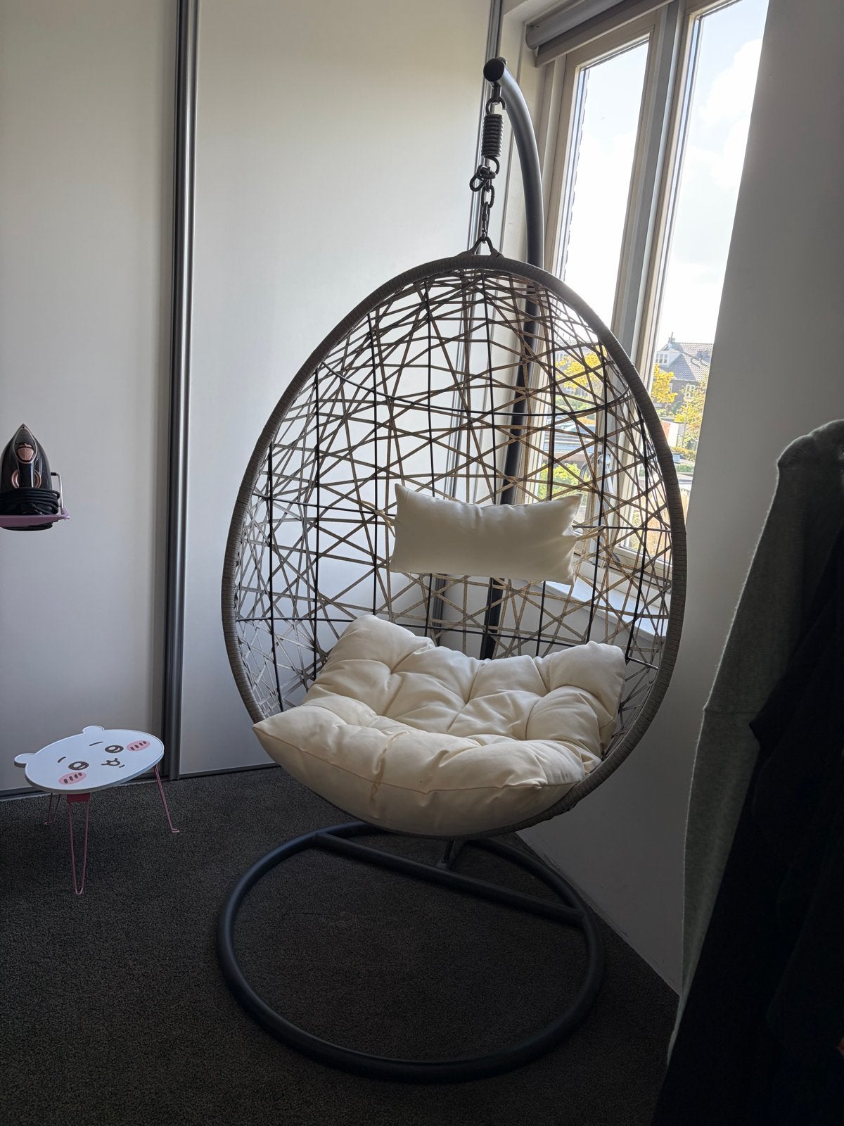 Comfortabele hangstoel met standaard en kussens, Ophalen, Kunststof, Zo goed als nieuw, Eén