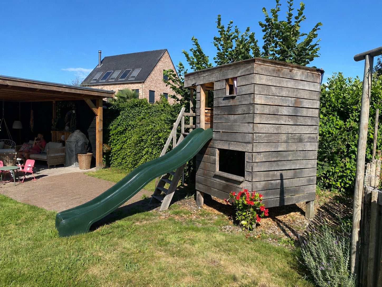 Houten speelhuisje met glijbaan, Kinderen en Baby's, Speelgoed | Buiten | Speelhuisjes, Ophalen, Gebruikt, Hout
