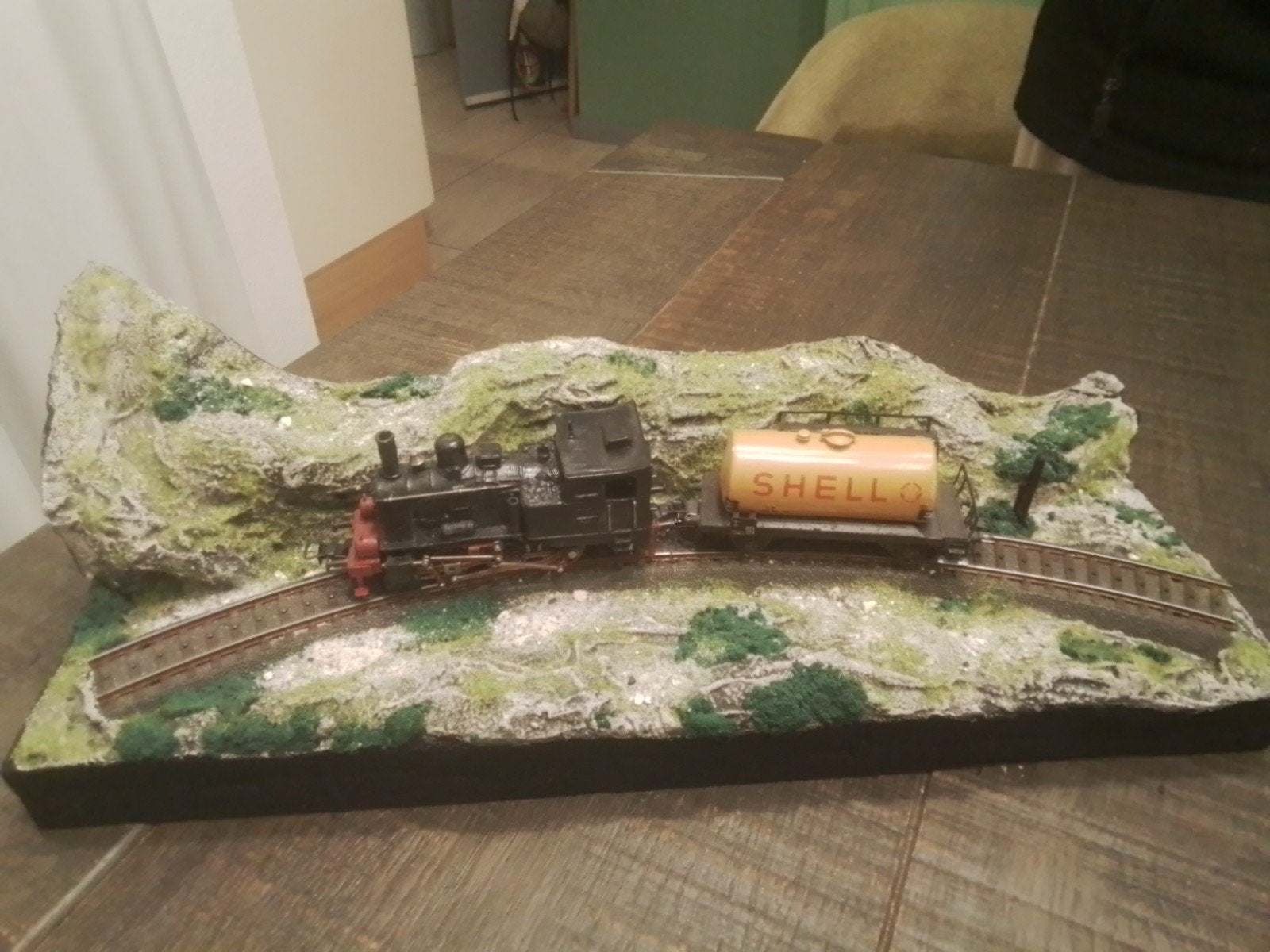 Diorama met Fleischmann stoomlokje en Shell tankwagen, Hobby en Vrije tijd, Ophalen of Verzenden, Gebruikt, 1:50 of kleiner, Diorama
