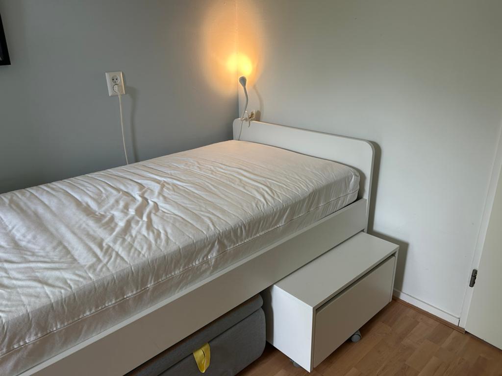 1-persoonsbed Släkt met leuke poef&opbergbakken op wieltjes., Huis en Inrichting, Ophalen, Strak, 90 cm, Eenpersoons