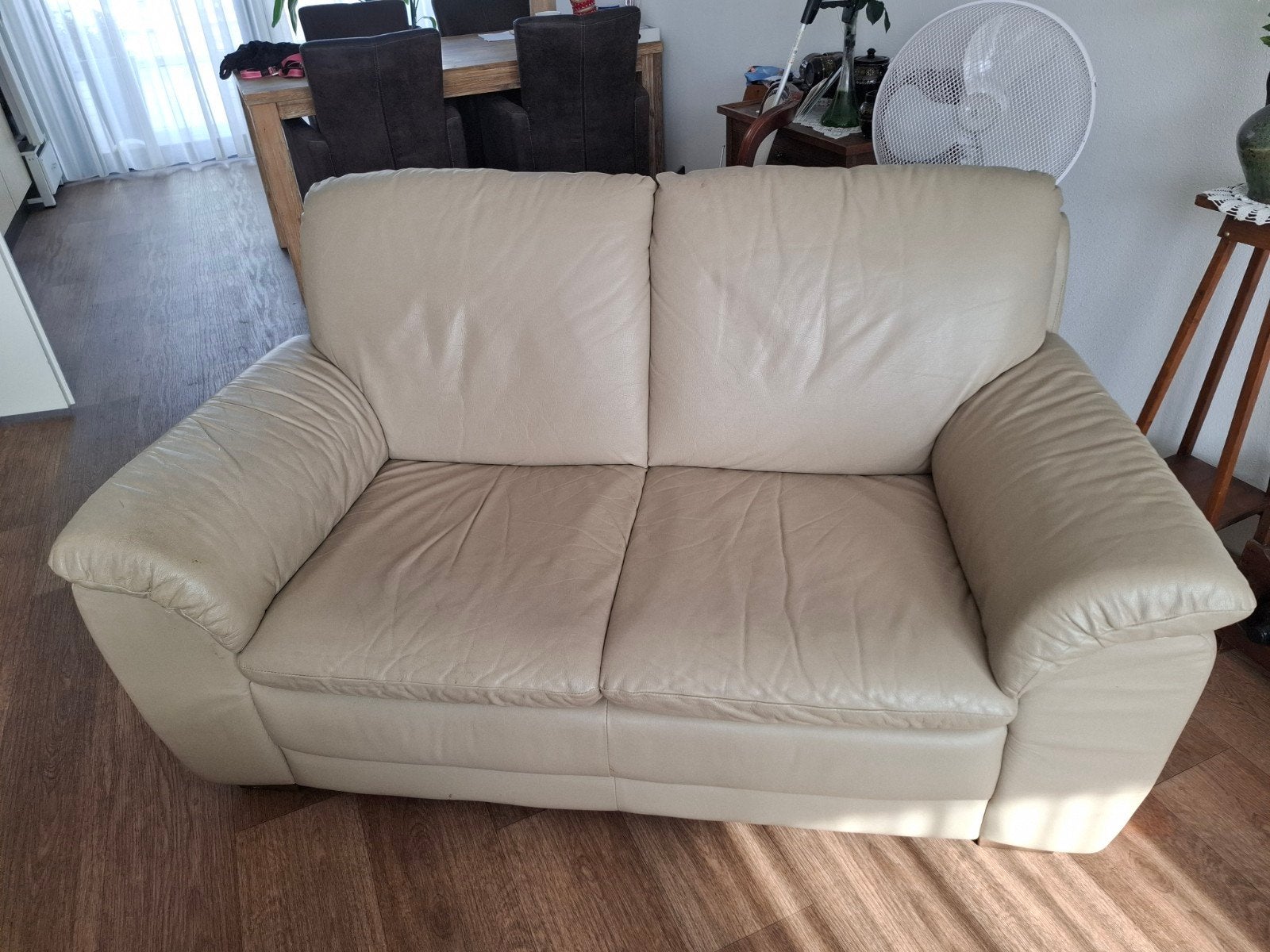 Comfortabele 2-zitsbank van leer - Crèmekleurig, Ophalen, Gebruikt, 150 tot 200 cm, Modern comfort