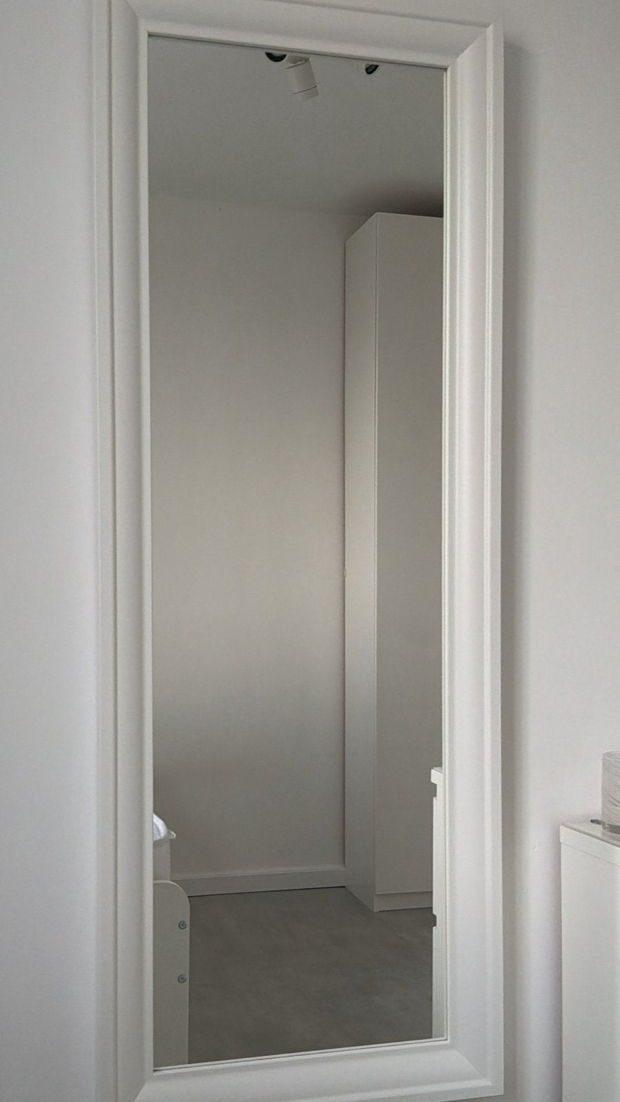 Grote witte spiegel met sierlijke lijst, Huis en Inrichting, Woonaccessoires | Spiegels, Ophalen, Zo goed als nieuw, 150 tot 200 cm