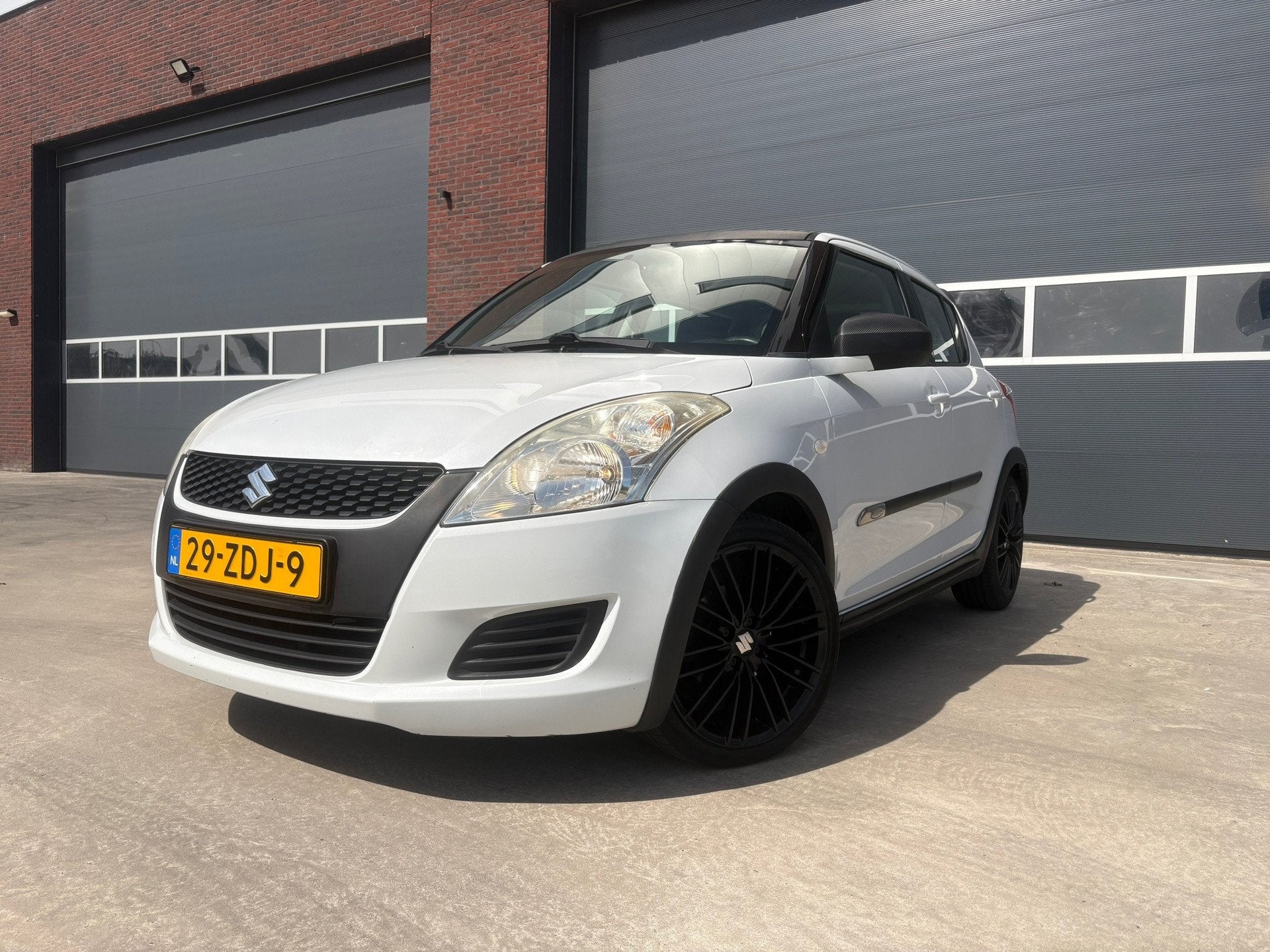 Suzuki Swift 1.2 Bandit EASSS Airco 17Inch 4-Deurs Parelmoer, Auto's, Voorwielaandrijving, Euro 5, Stof, Gebruikt