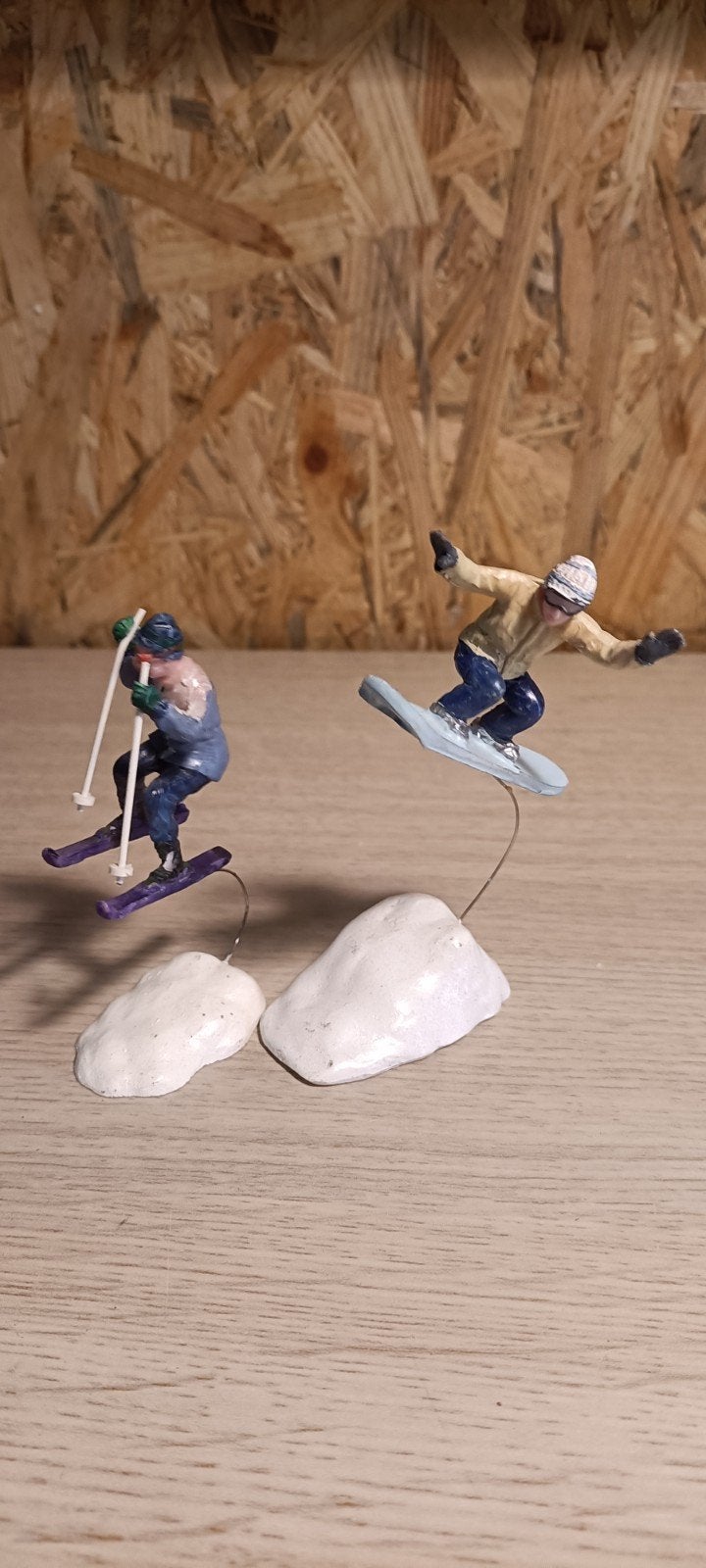 Lemax "springende skiërs" (7), Ophalen of Verzenden, Gebruikt