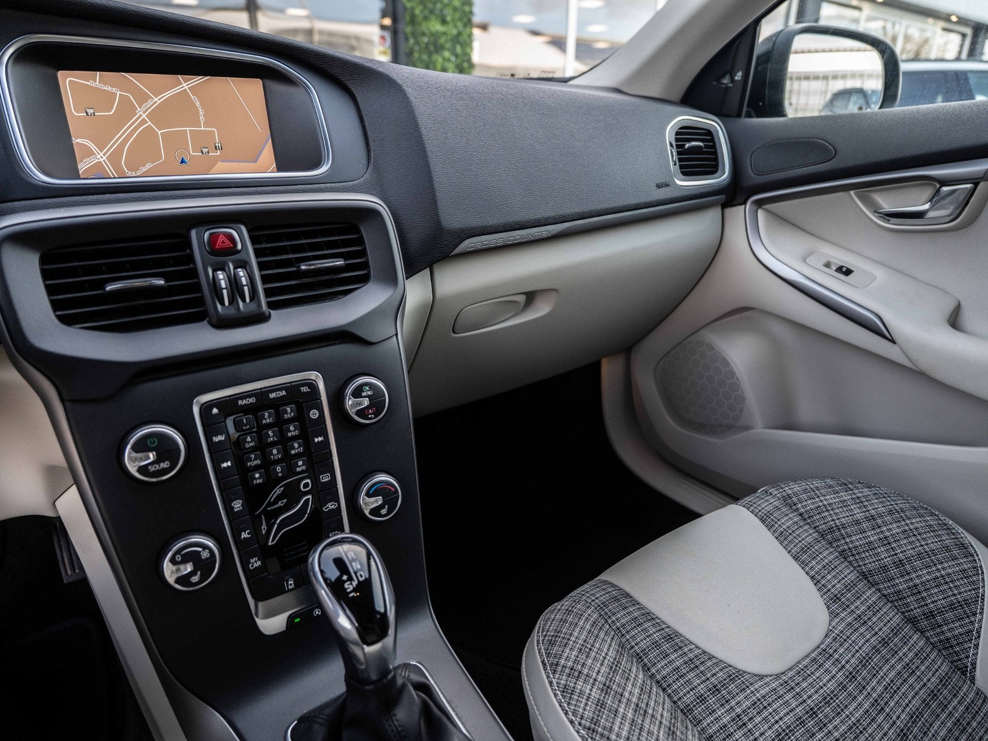 Volvo V40 Cross Country 1.5 T3 Aut. Momentum | Blis | 18" LM, Stof, 4 cilinders, Met garantie (alle), Blauw
