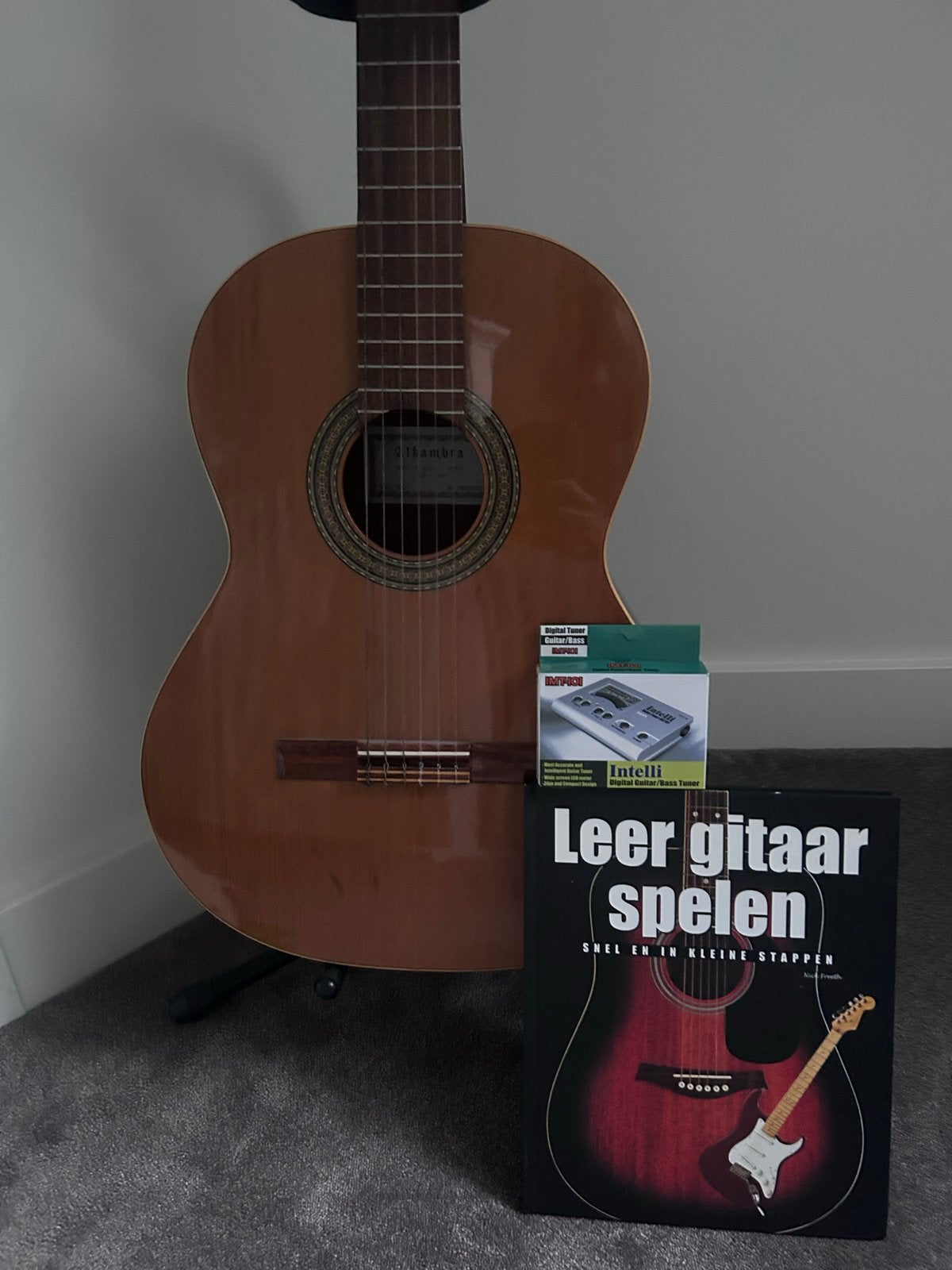 Alhambra Klassieke Gitaar met standaard, boek en tuner, Ophalen, Zo goed als nieuw, Klassieke of Spaanse gitaar