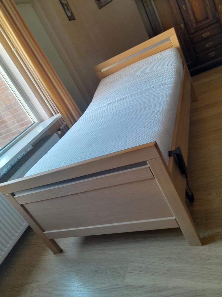 Elektrisch verstelbaar seniorenbed met nachtkastje en matras, Ophalen, Verstelbaar, 90 cm, Eenpersoons
