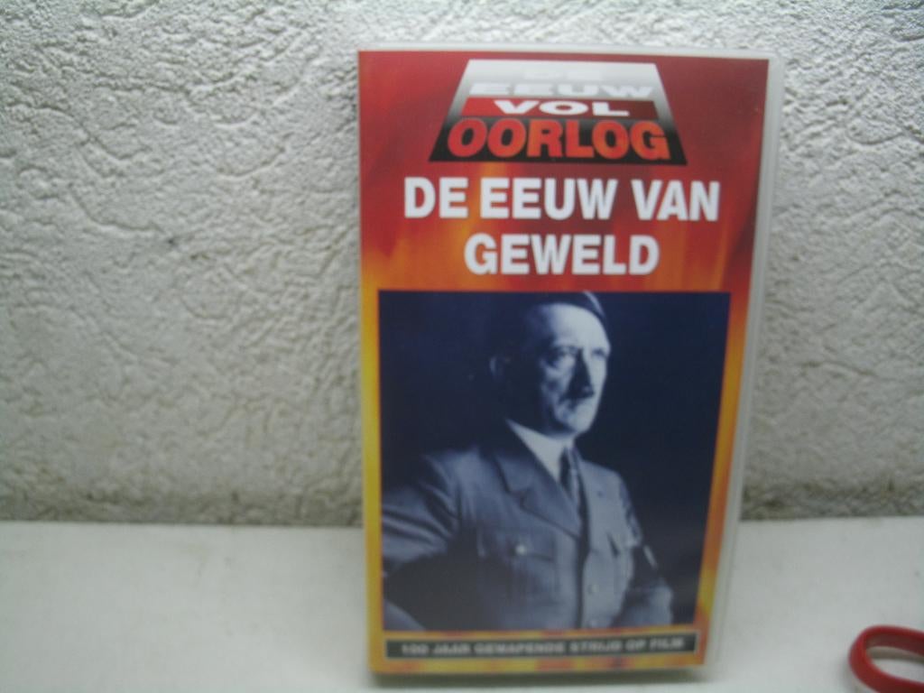 vhs 242b 01  oorlog de eeuw van geweld, Ophalen of Verzenden