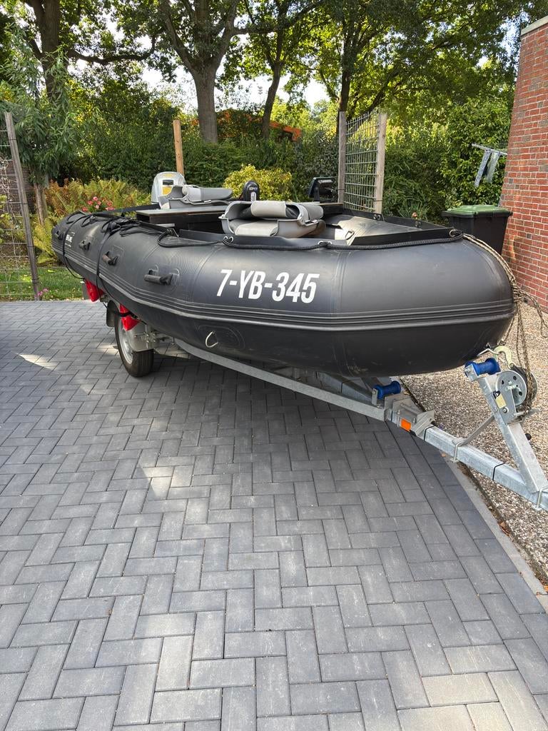 Complete rubber-motorboot met kanteltrailer, Watersport en Boten, Aluminium, Zo goed als nieuw, Benzine, Minder dan 70 pk