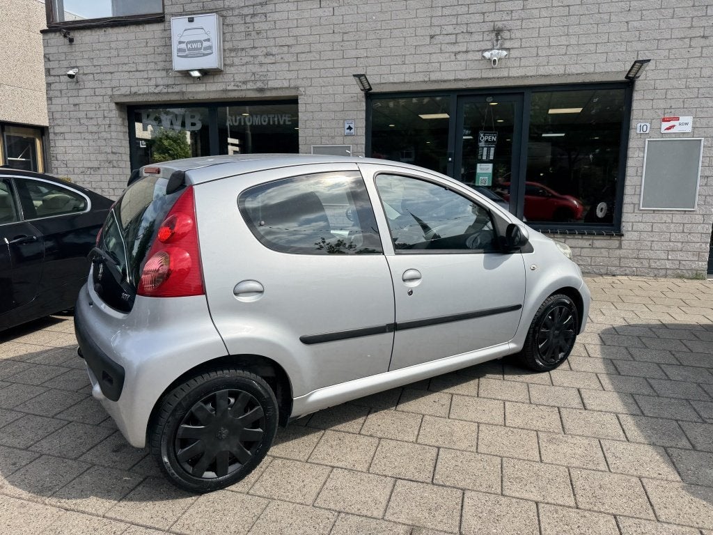 Peugeot 107 1.0-12V 5Drs Airco Nieuwe apk Keurig onderhouden, Euro 5, Gebruikt, Metallic lak, 4 stoelen
